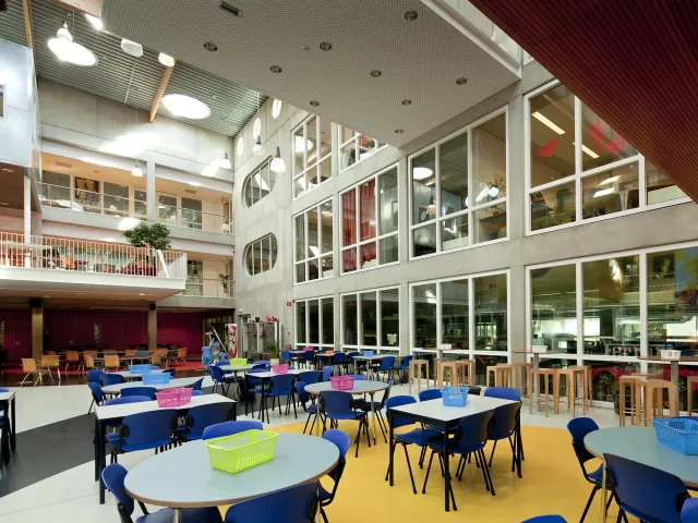 Niekee College - Roermond - Education