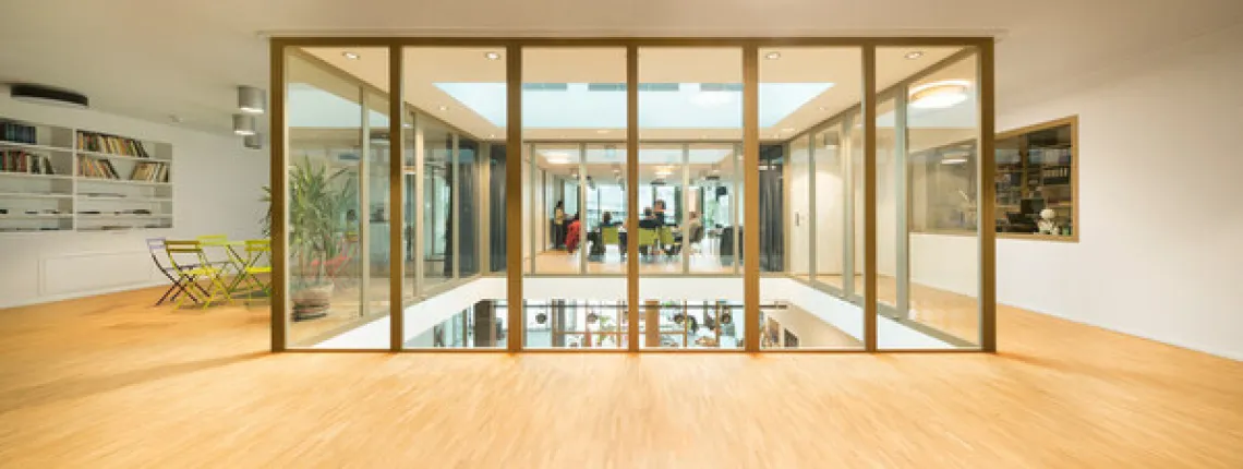 Ästhetisch, sicher, nachhaltig - Brandschutzfenster und -türen aus Holz